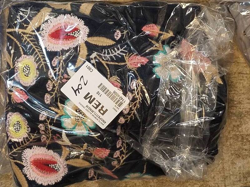 lot 204 image: Aratta Womens Embroidered Cropped Sweater - BlackMulti M