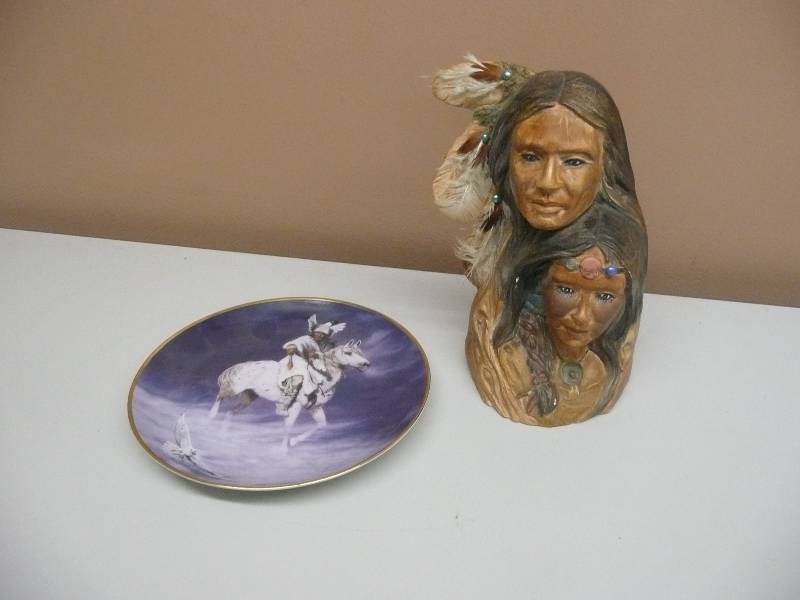 lot 36 image: Vintage Ceramic Native American Indian Bust Figurine Hand Painted WWESTERN HERITAGE MUSEUM SPIRIT OF THE WINTER HAWK BY HERMAN ADAMS, FRANKLIN MINT LIMITED EDITION - SEE PICTURES