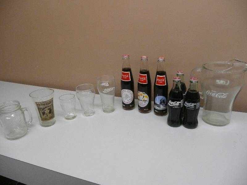 lot 43 image: VINTAGE COKE COLLECTION - PITCHER, 5 VINTAGE GLASSES, 3 NORTH DAKOTA FULL BOTTLES, 3 COLLECTIBLE FULL BOTTLES - ALL IN GOOD CONDITION SEE PICTURES