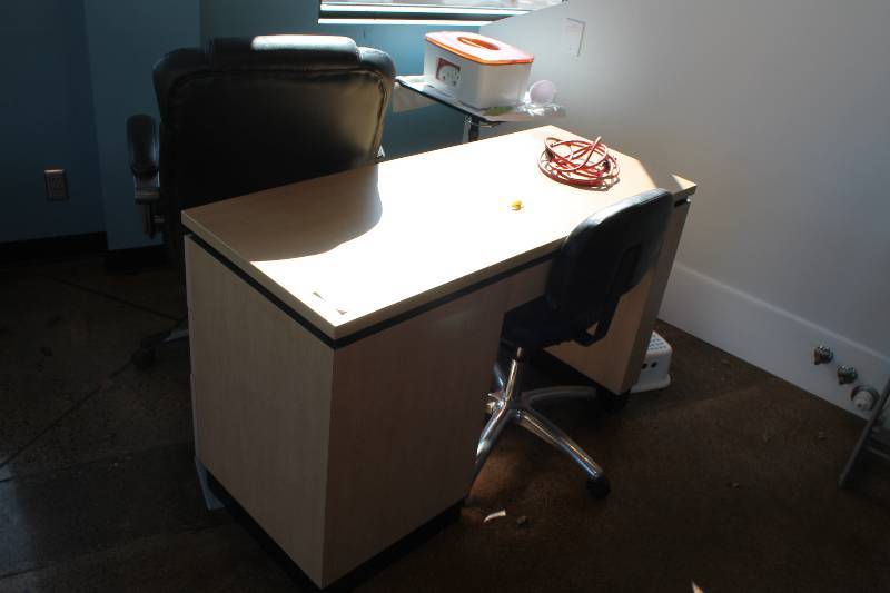 lot 153 image: Workstation 4-Drawer Office Desk w 2-Chairs