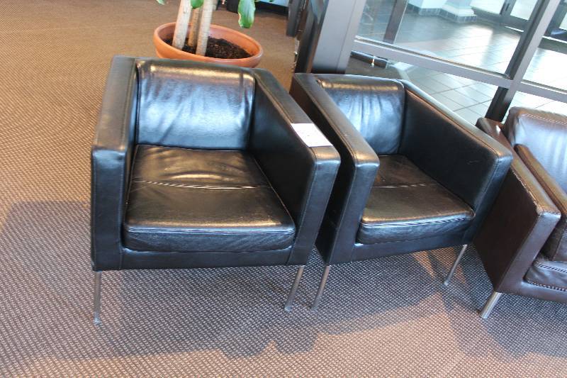 lot 162 image: Lot of (2) Padded Entry Chairs