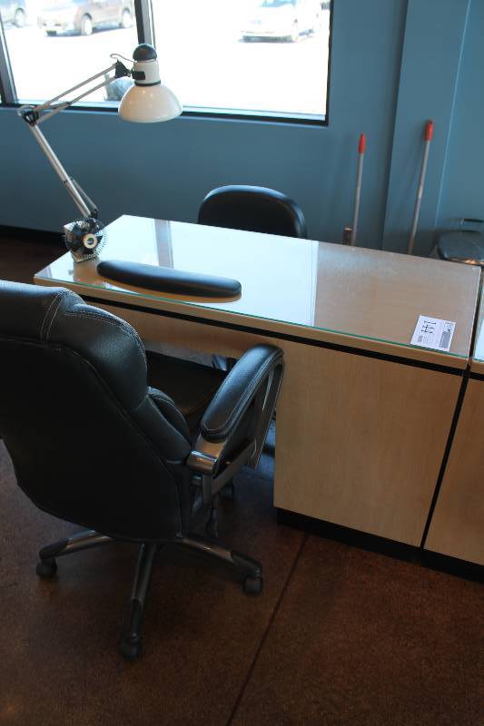 lot 144 image: Workstation Locking 4-Drawer Office Desk w Glass Top, Key, 2-Rolling Office Chair