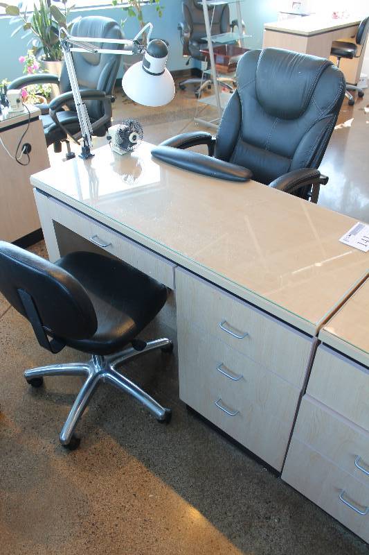 lot 141 image: Workstation 4-Drawer Office Desk w Glass Top, 2-Rolling Office Chair