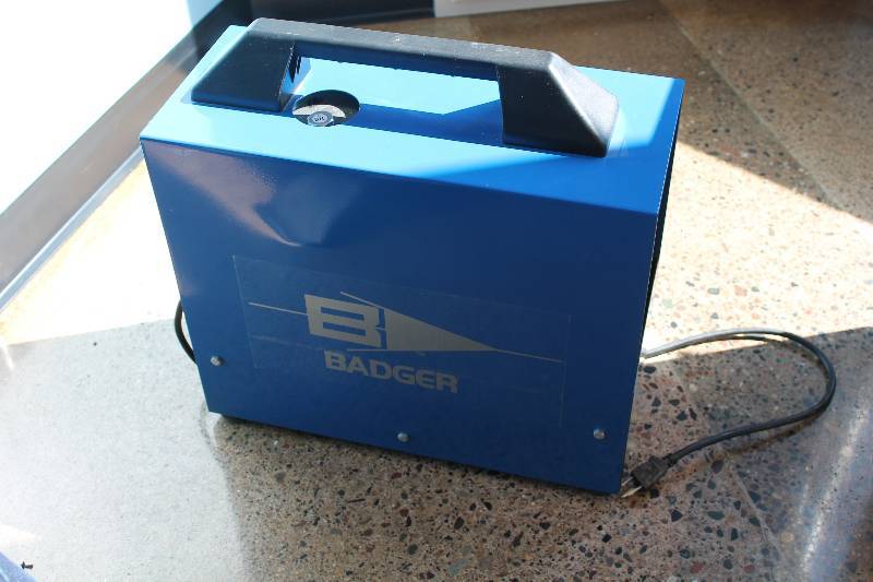 lot 146 image: Badger Air Brush System w Accessories