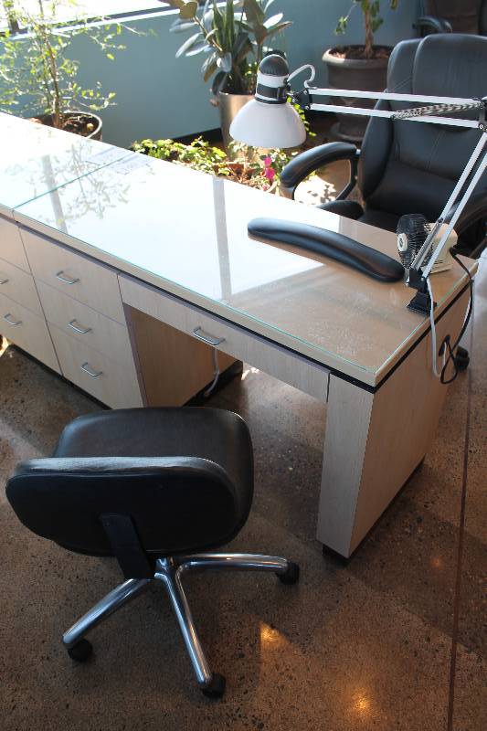 lot 140 image: Workstation 4-Drawer Office Desk w Glass Top, 2-Rolling Office Chair