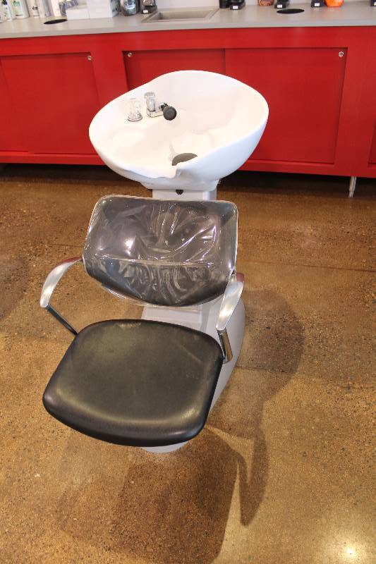 lot 125 image: Hair Washing Station