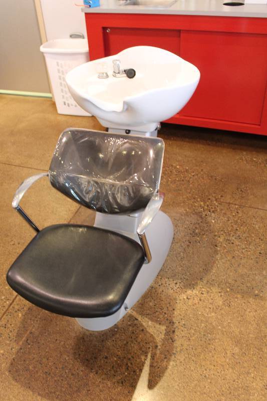 lot 126 image: Hair Washing Station
