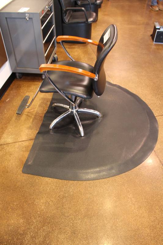 lot 234 image: Hair Salon Chair w Mat