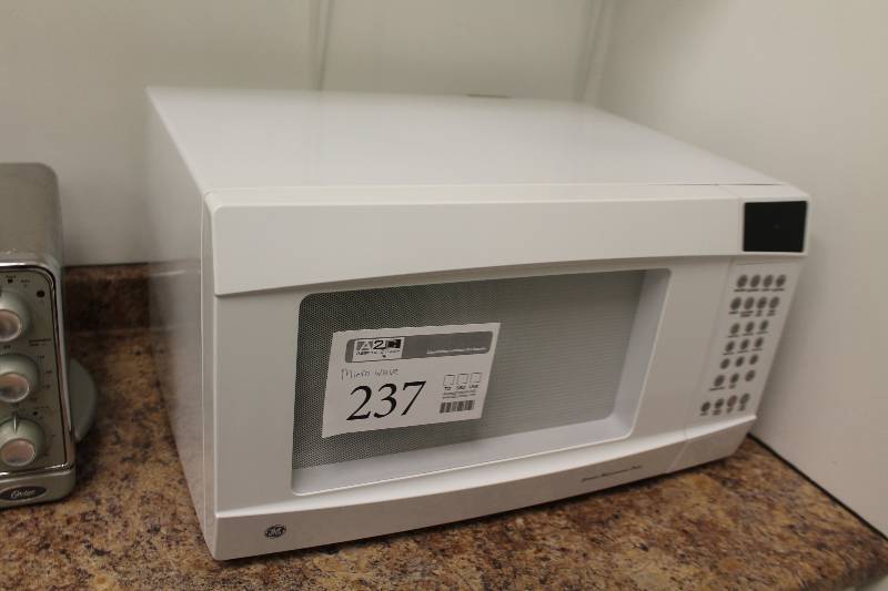 lot 237 image: GE Microwave Oven
