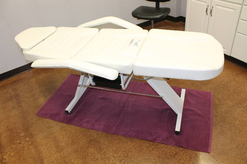 lot 269 image: Medical Table
