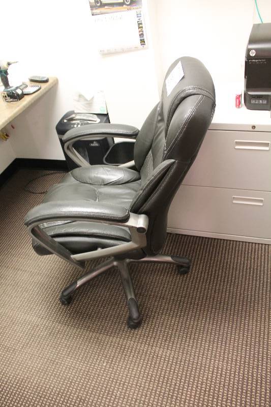lot 254 image: Rolling Padded Office Chair