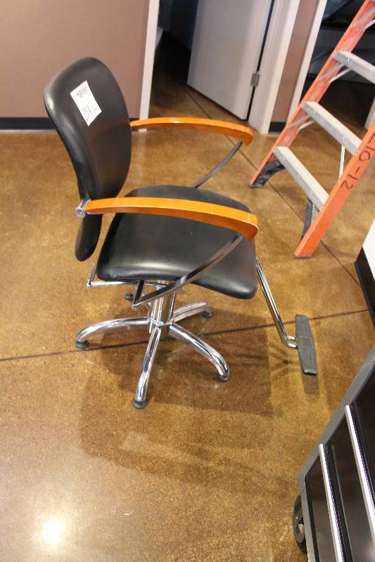 lot 214 image: Salon Chair