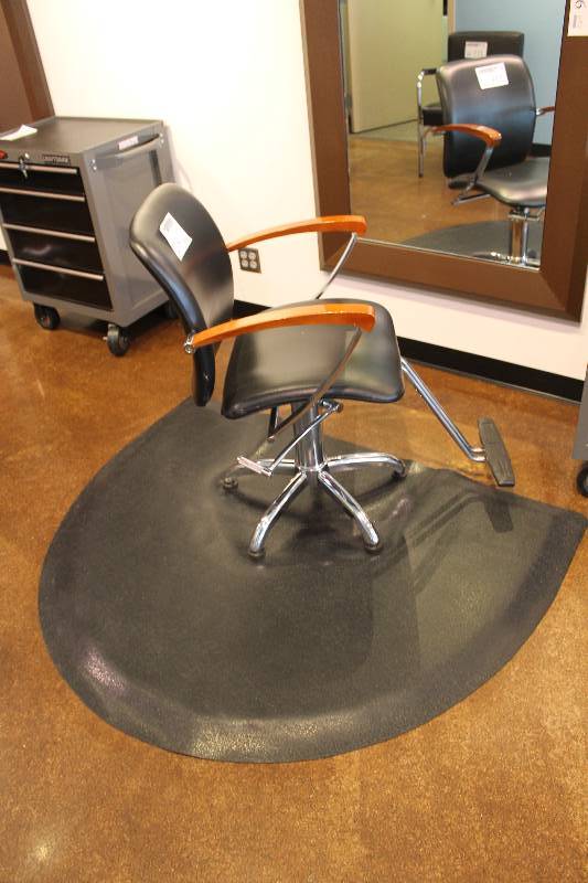 lot 218 image: Hair Salon Chair w Mat