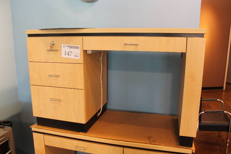 lot 147 image: Workstation Locking 4-Drawer Office Desk w Key