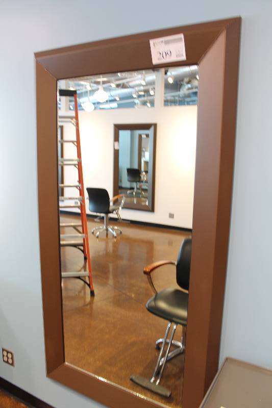 lot 209 image: Decorative Wall Mirror