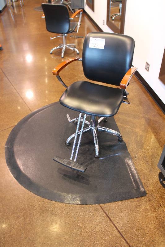 lot 225 image: Hair Salon Chair w Mat