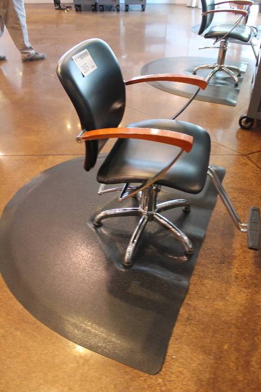 lot 205 image: Hair Salon Chair w Mat