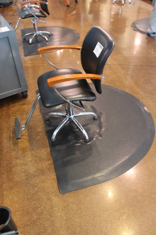 lot 203 image: Hair Salon Chair w Mat