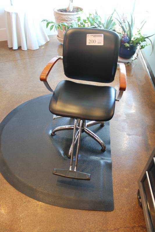 lot 200 image: Hair Salon Chair w Mat