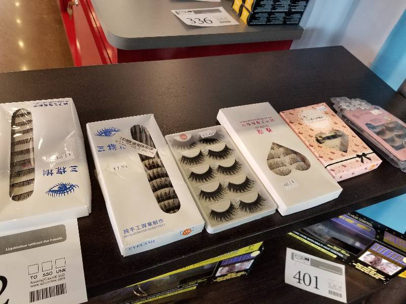 lot 392 image: Lot of (6) Fake Lashes