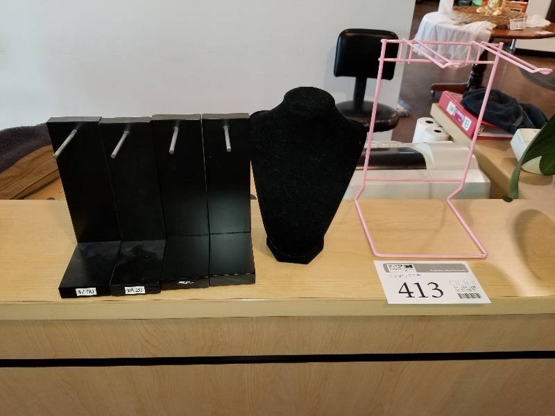 lot 413 image: Lot of (6) Displays - Mannequin Bust, 5-Racks