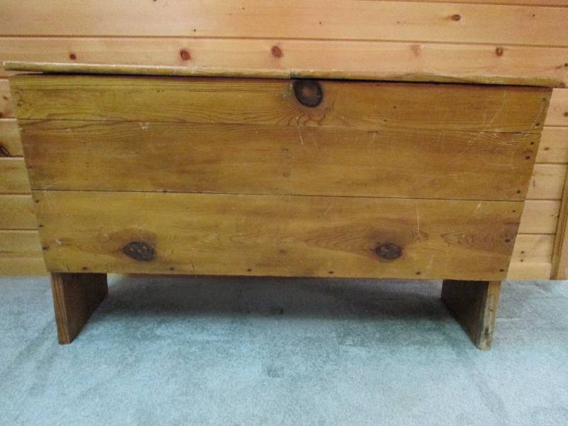 lot 9 image: Antique Feed Bin  Primitive Dry Food Bin