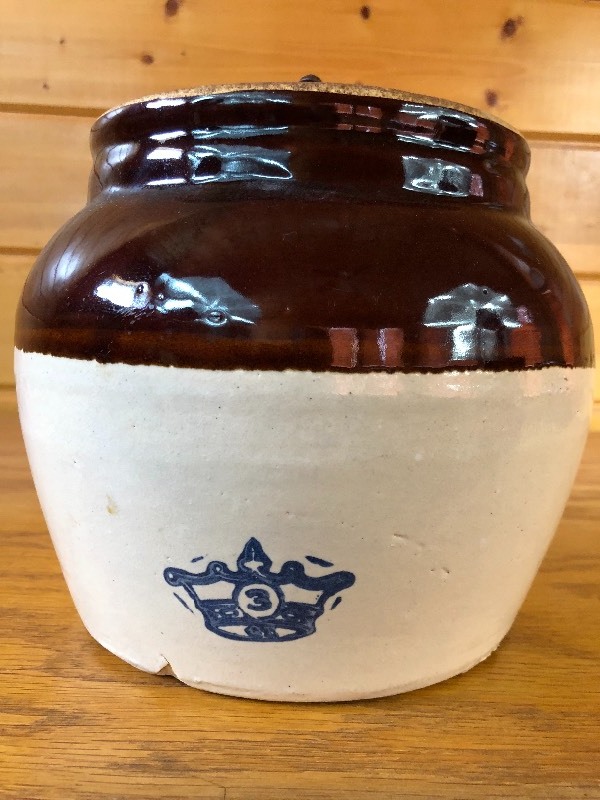 lot 23 image: Robinson Ransbottom Bean Pot