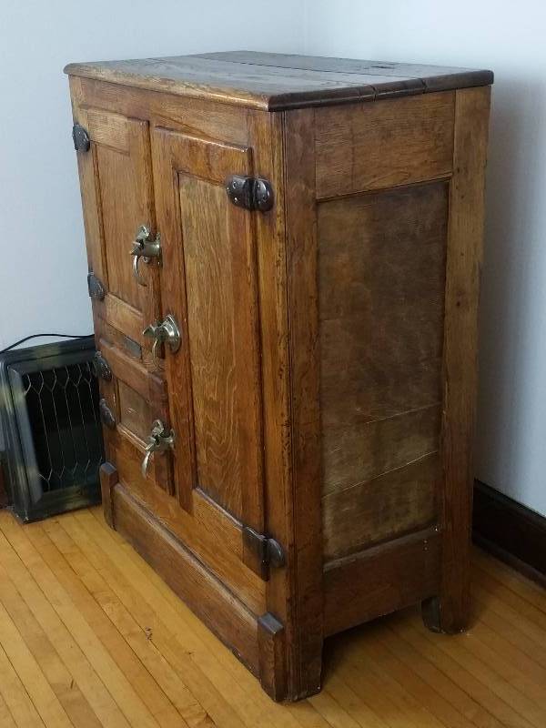 lot 5 image: Antique Oak 3 Door Ice Chest