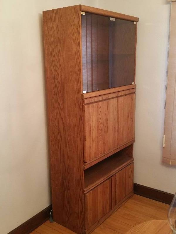 lot 17 image: High-End Custom Made Oak Cabinet