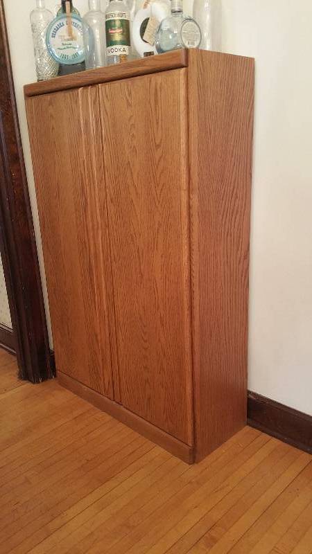 lot 18 image: High-End Custom Made Oak Cabinet
