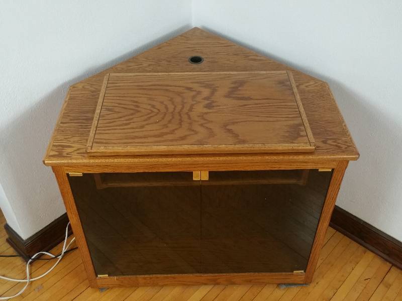lot 19 image: High-End Custom Made Oak Corner TV Stand