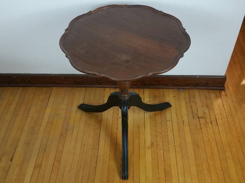 lot 10 image: Victorian Mahogany Occasional Table with Scalloped Top