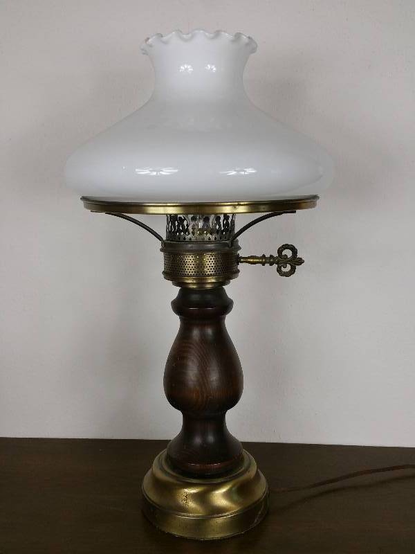 lot 64 image: Vintage Wooden Base Table Lamp with Shade