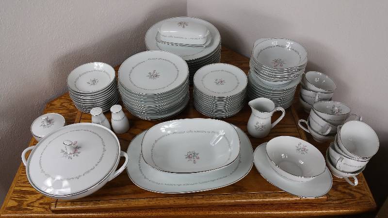 lot 77 image: Large Group of Noritake Mayfair Dinnerware
