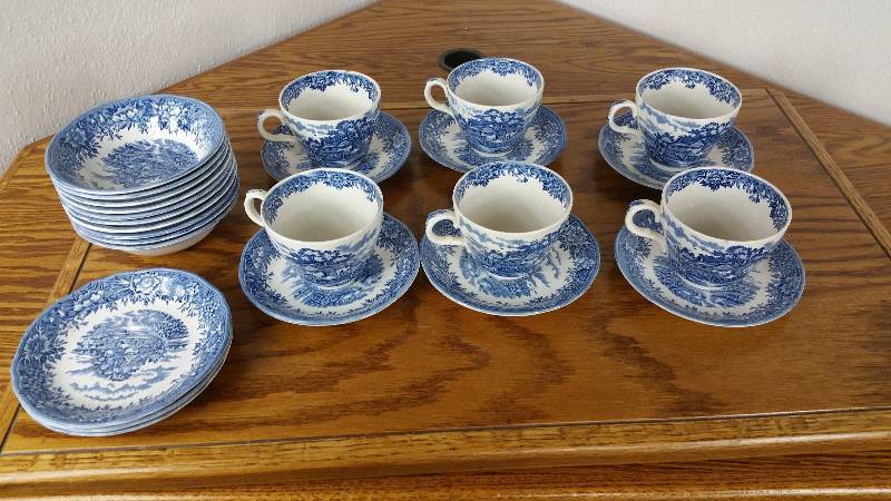 lot 72 image: Salem China Co English Village Blue & White Set