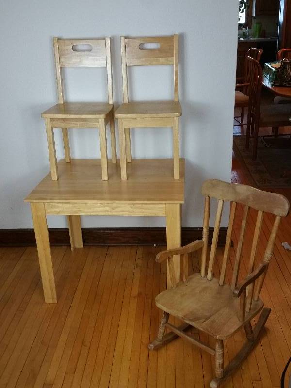 lot 86 image: Childrens Table and Chairs  Childrens Rocking Chair