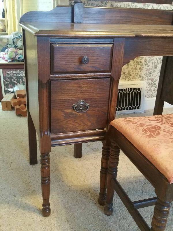 lot 6B image: Antique Oak Vanity