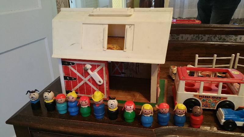 lot 99 image: Vintage Fisher Price Little People