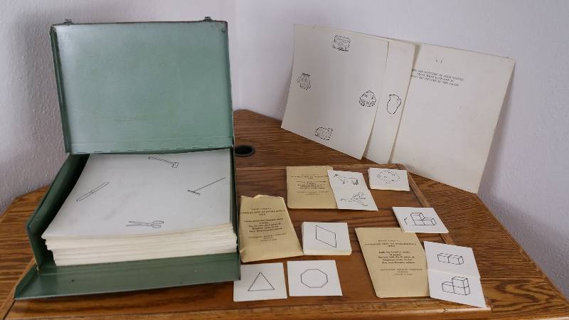 lot 90 image: Vintage Psychology Chidrens IQ Testing Kit