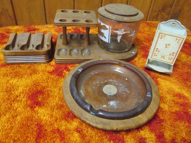 lot 60A image: Walnut Pipe & Ashtray Set