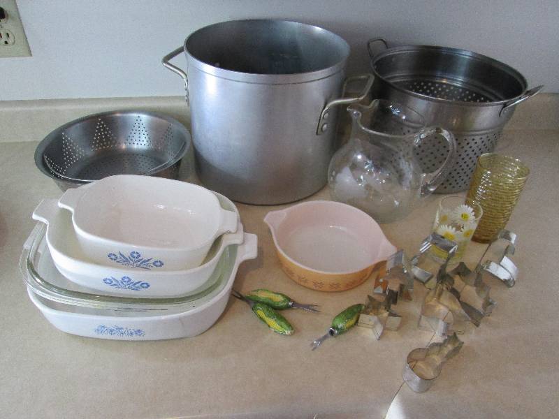 lot 98 image: Pyrex & Corning Ware