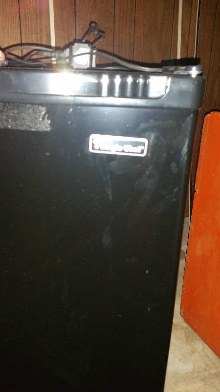 lot 101A image: Magic Chef 4.4 Cubiv Foot Mini Refriderator