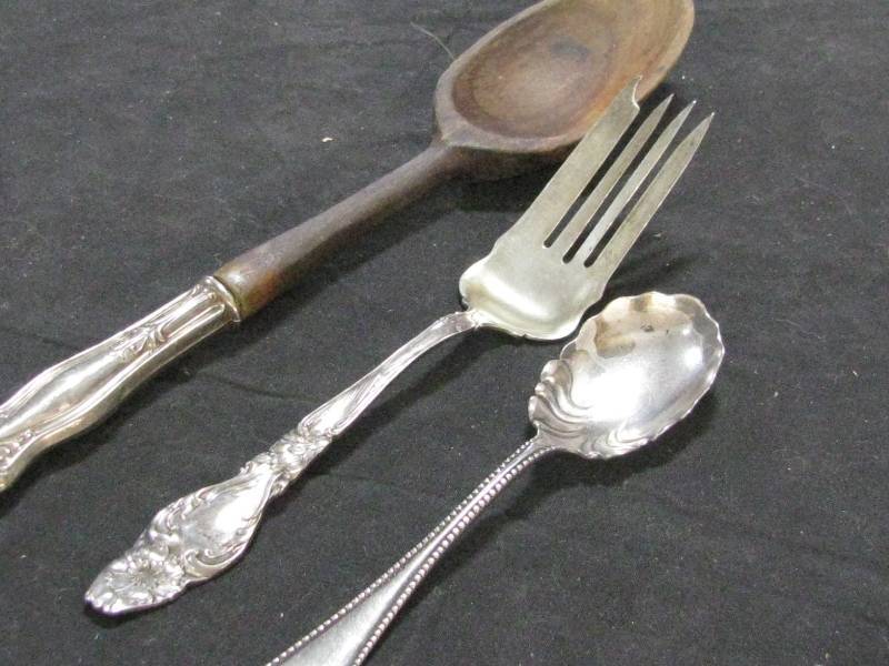 lot 79 image: Sterling Silver Dinnerware Pieces