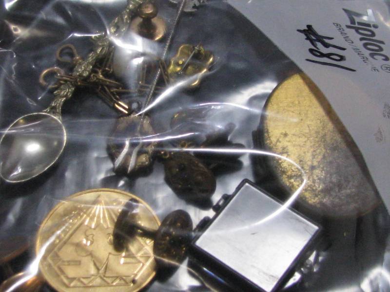 lot 81 image: Vintage Jewelry Pieces
