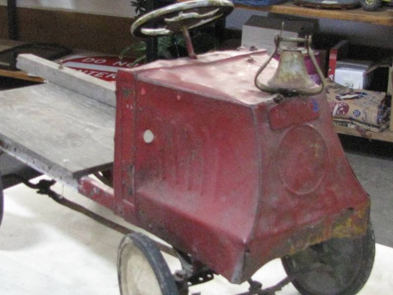 lot 101 image: Mac fire Dept Pedal Car