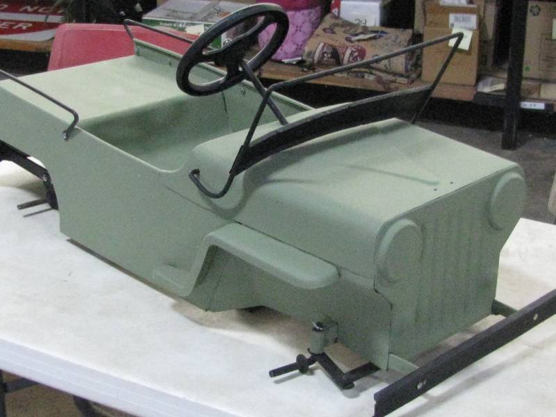lot 102 image: Hamilton Jeep Pedal Car