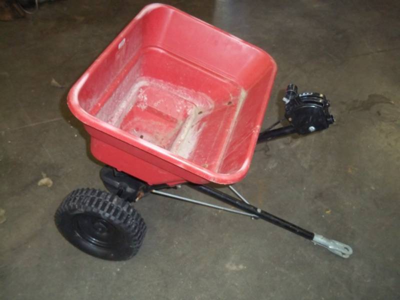 Pull behind Fertilizer Spreader