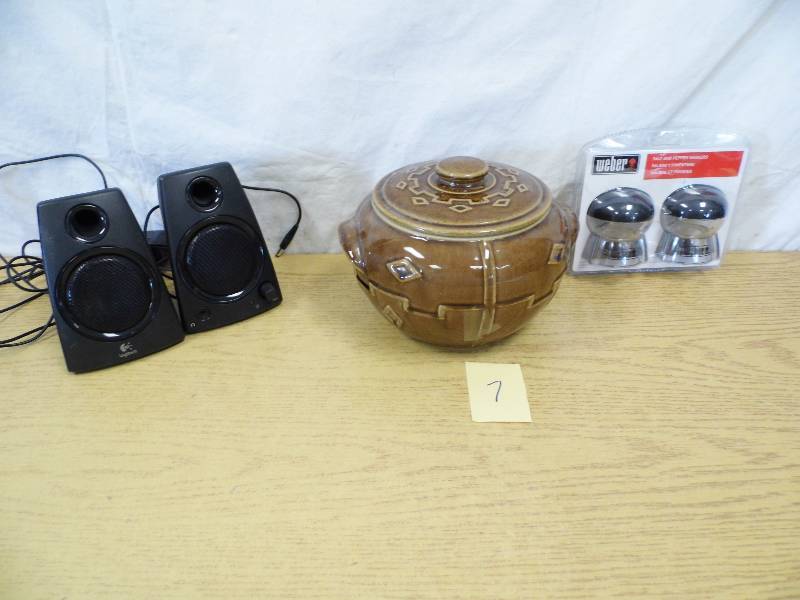 lot 7 image: Bean Pot - Speakers - SP Shaker