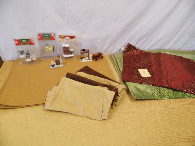 lot 8 image: Placemats - Napkins - Village Dcor
