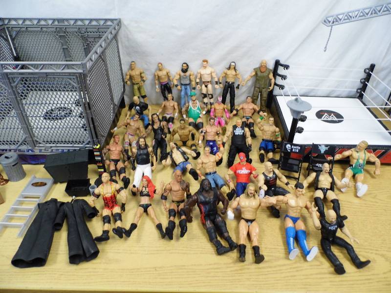 lot 46 image: Wrestling Cage - Figures
